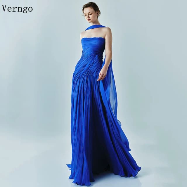 Verngo vestido de noche azul real elegante sin tirantes una línea vestido de fiesta fluido vestido de fiesta de graduación de seda plisado a mano personalizado